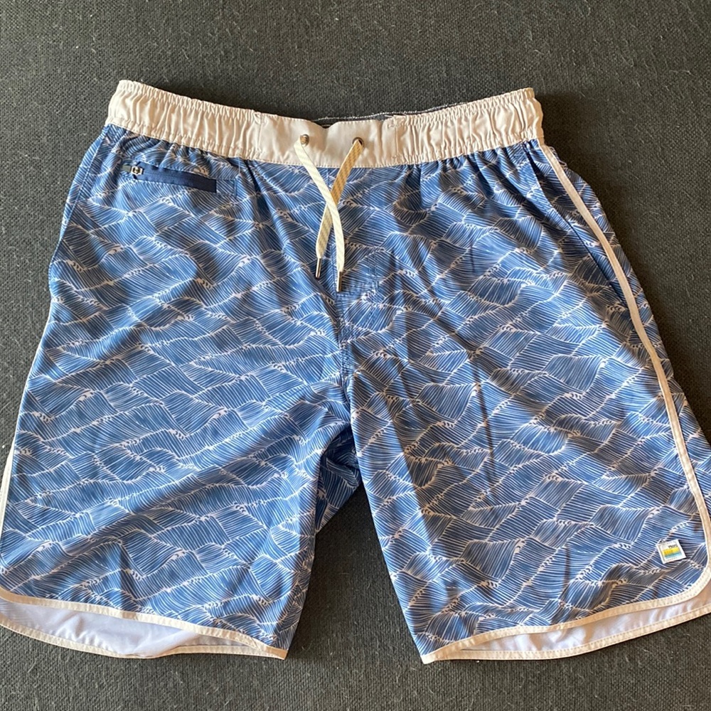 Vuori Banks Shorts Blue Waves 7.5” Inseam Medium